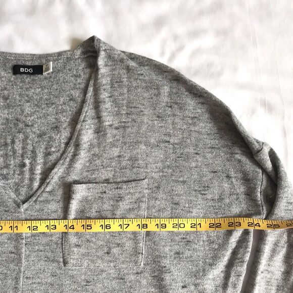 BDG Pullover Sweater Gray Heather Knit Long Sleeve V Neck Size S Hi Lo Pocket - Picture 7 of 9